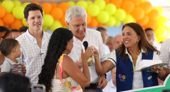 Em Posse, Caiado, Gracinha e Daniel entregam 50 moradias do programa Casas a Custo Zero